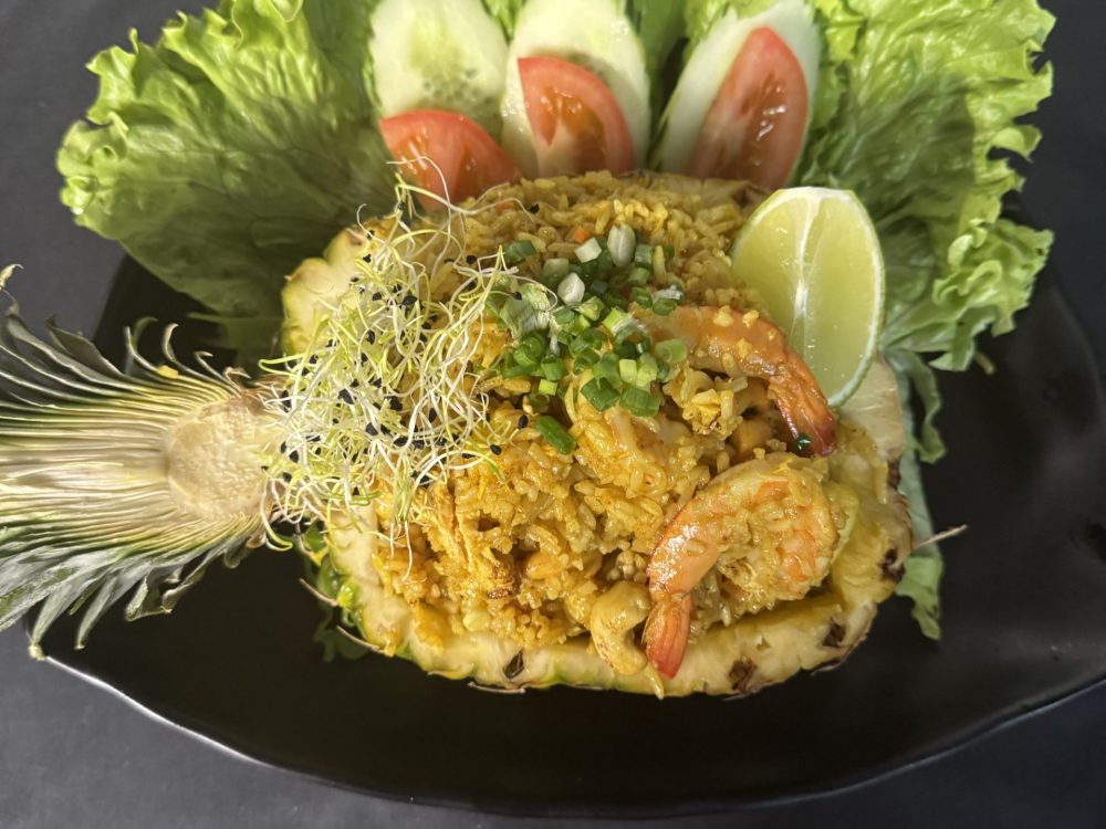 Sapparod riz sauté aux crevettes et noix de cajou ananas